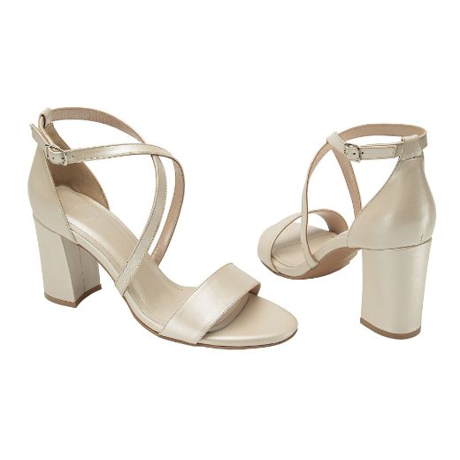 Χειροποίητα ιβουάρ νυφικά πέδιλα με block τακούνι