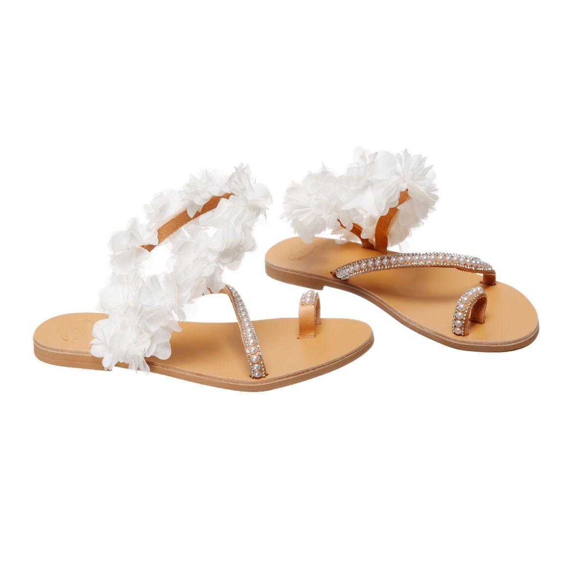 δερμάτινα νυφικά σανδάλια με λευκά λουλούδια και στρας