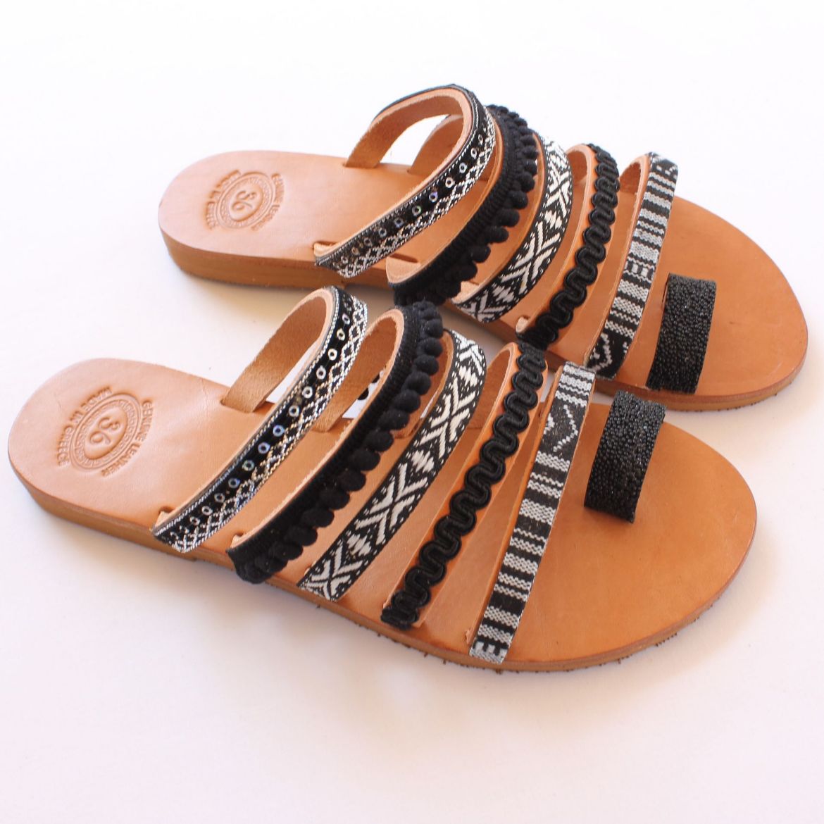 Picture of Woman leather sandals black and white