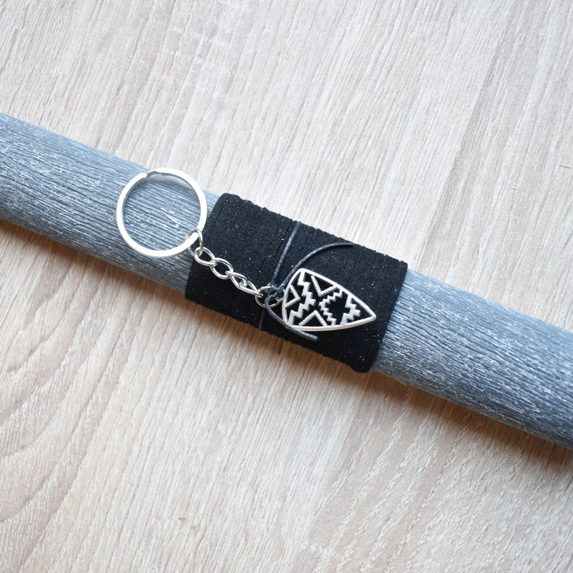 αντρική πασχαλινή λαμπάδα μπρελόκ ασπίδα