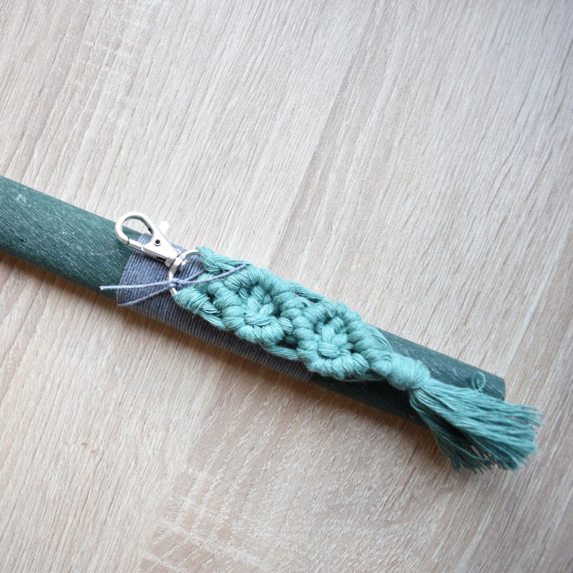 γυναικεία λαμπάδα με μπρελόκ μακραμέ