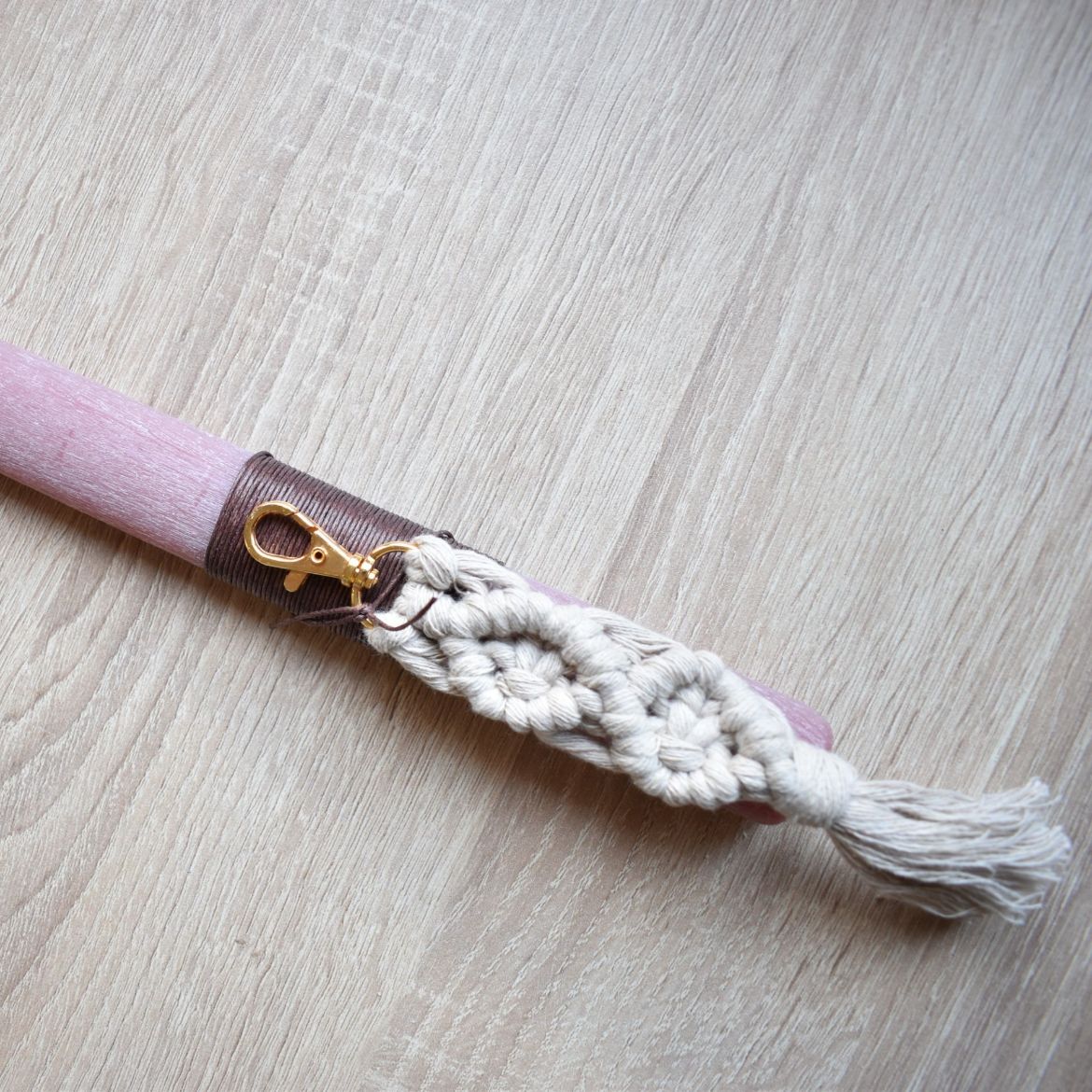 λαμπάδες γυναικείες με μπρελόκ μακραμέ