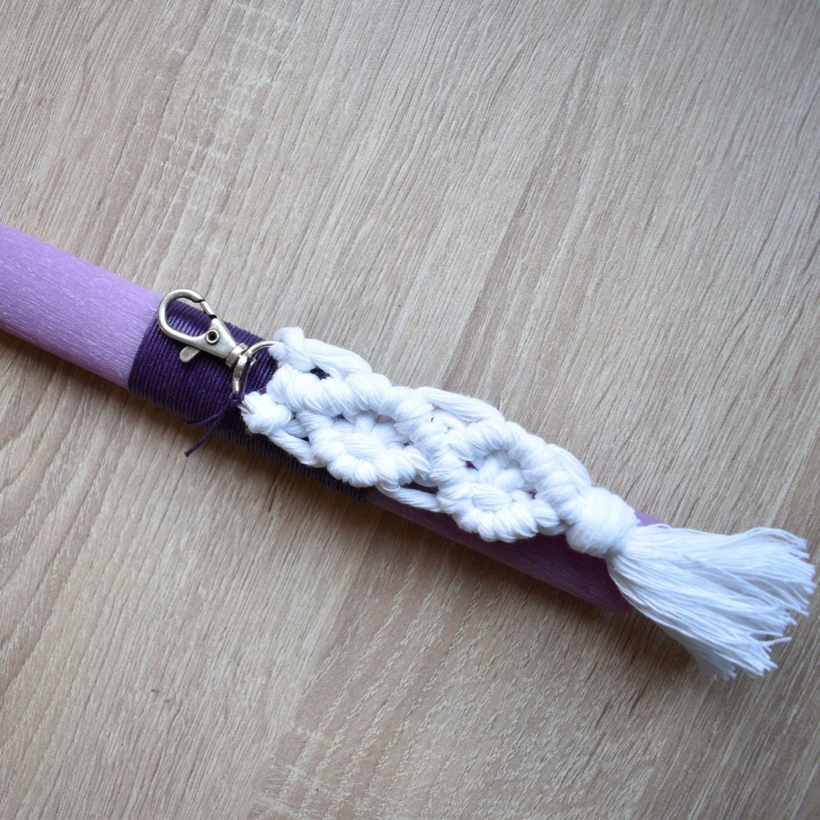 λαμπάδα γυναικεία με μπρελόκ μακραμέ