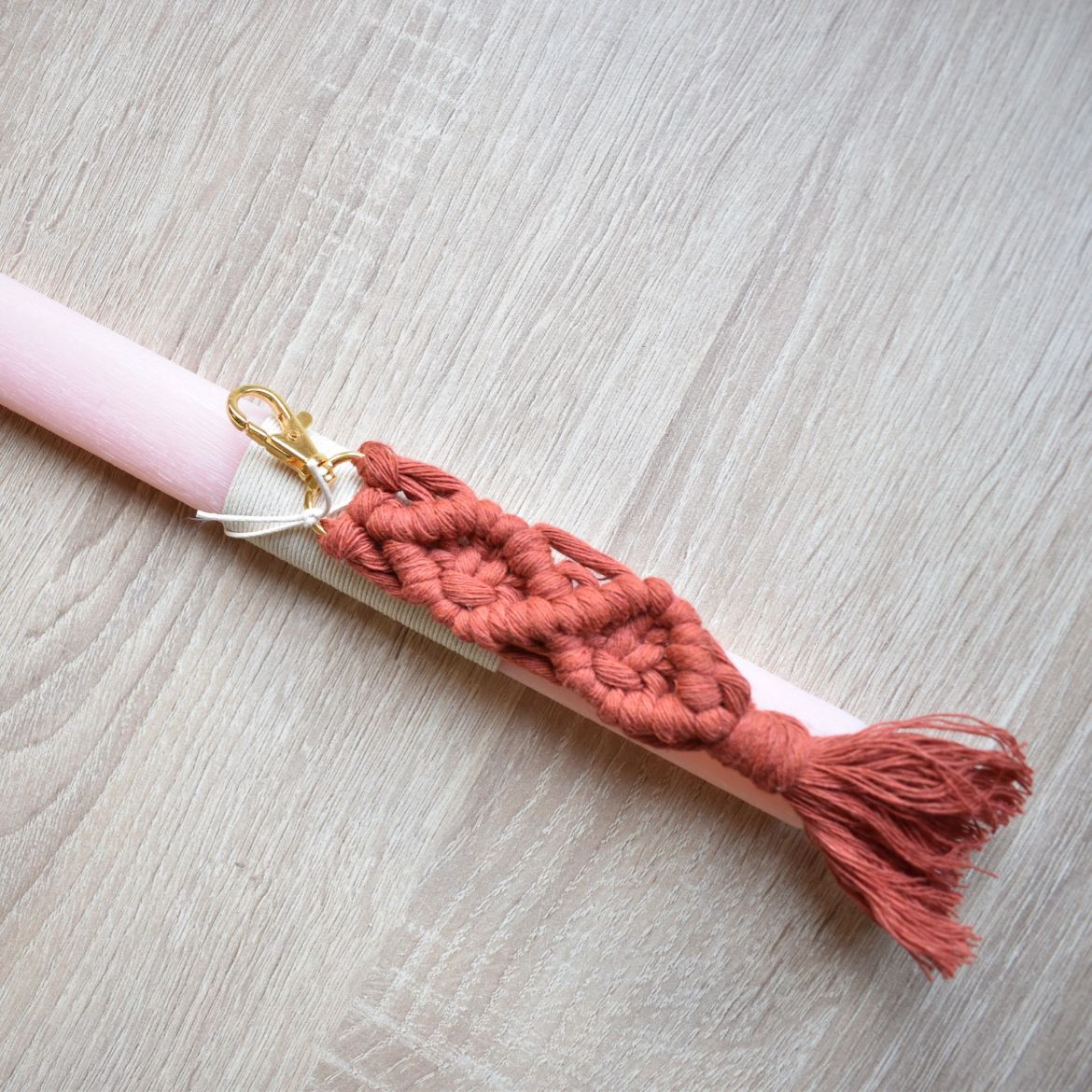 λαμπάδα για γυναίκα με μπρελόκ μακραμέ