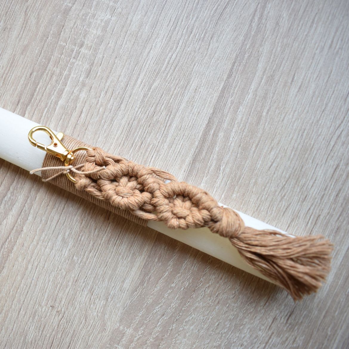 γυναικείες λαμπάδες με μπρελόκ μακραμέ