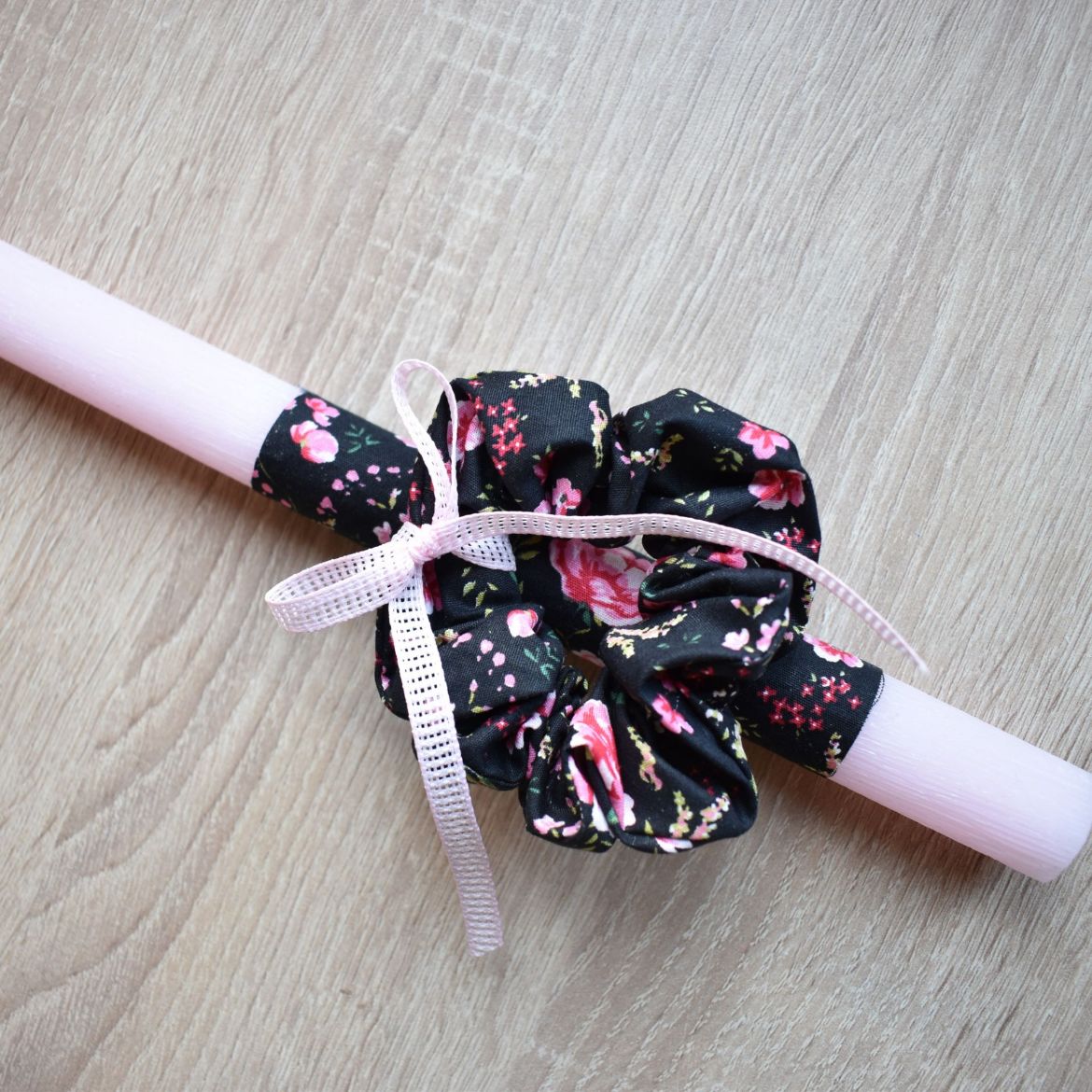 γυναικείες πασχαλινές λαμπάδες με διακοσμητικό λαστιχάκι