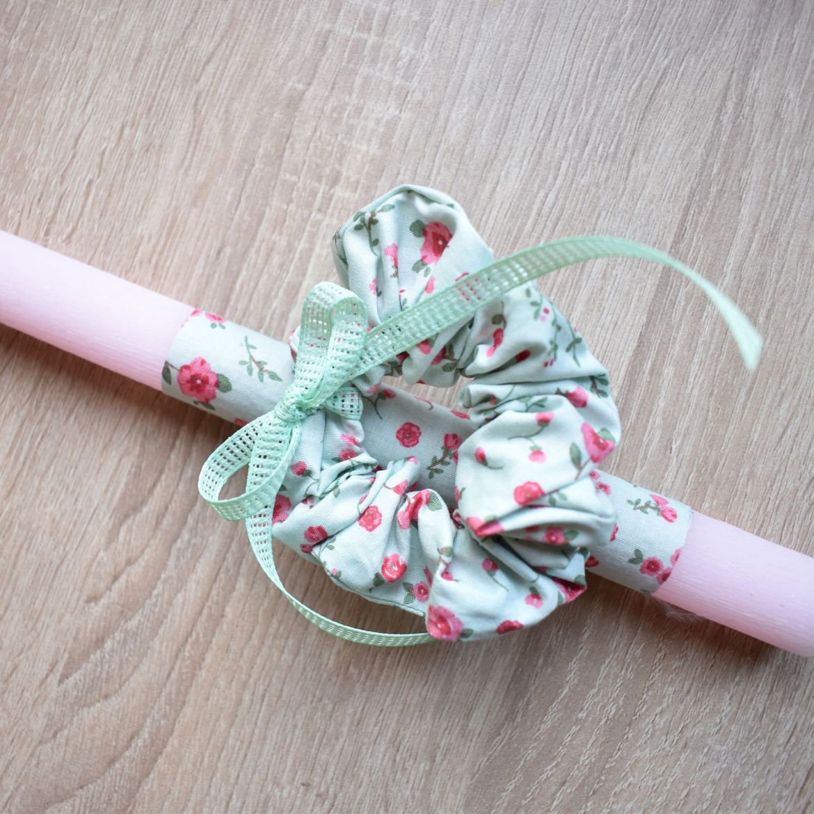 γυναικεία λαμπάδα με διακοσμητικό λαστιχάκι