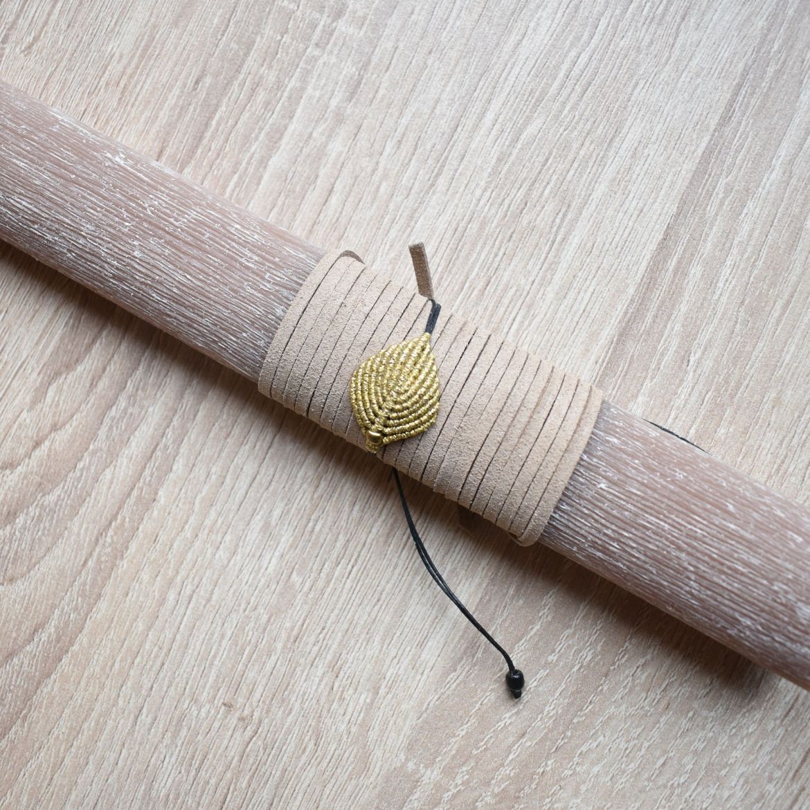 γυναικεία λαμπάδα με μακραμέ βραχιόλι και χρυσό φύλλο