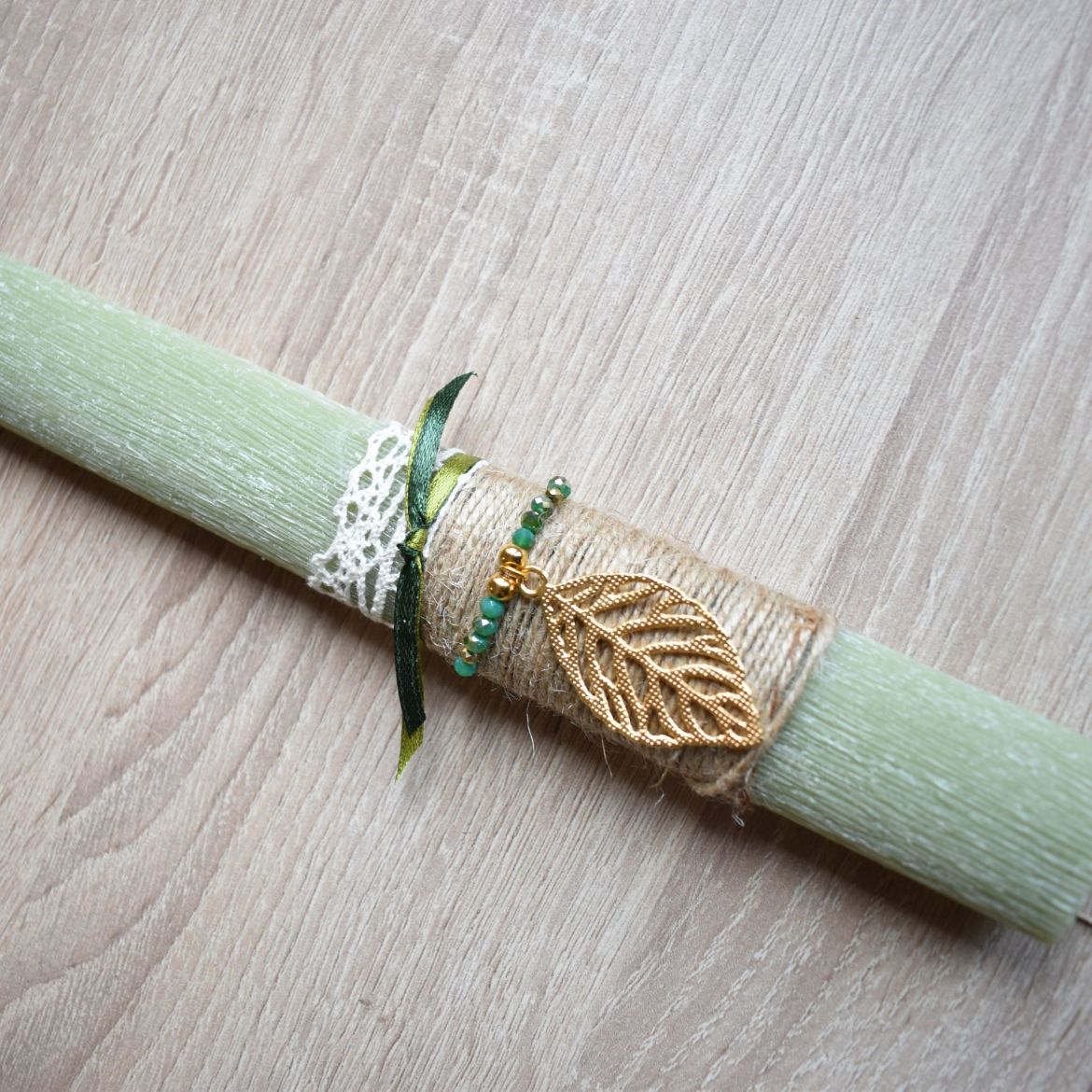 γυναικείες πασχαλινές λαμπάδες με κολιέ φύλλο