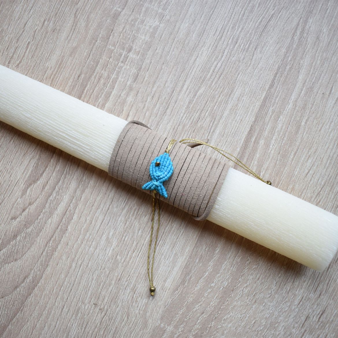 γυναικείες πασχαλινές λαμπάδες με μακραμέ βραχιόλι ψαράκι