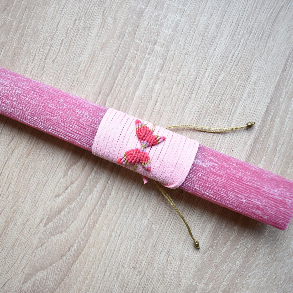 γυναικείες πασχαλινές λαμπάδες με μακραμέ βραχιόλι πεταλούδα