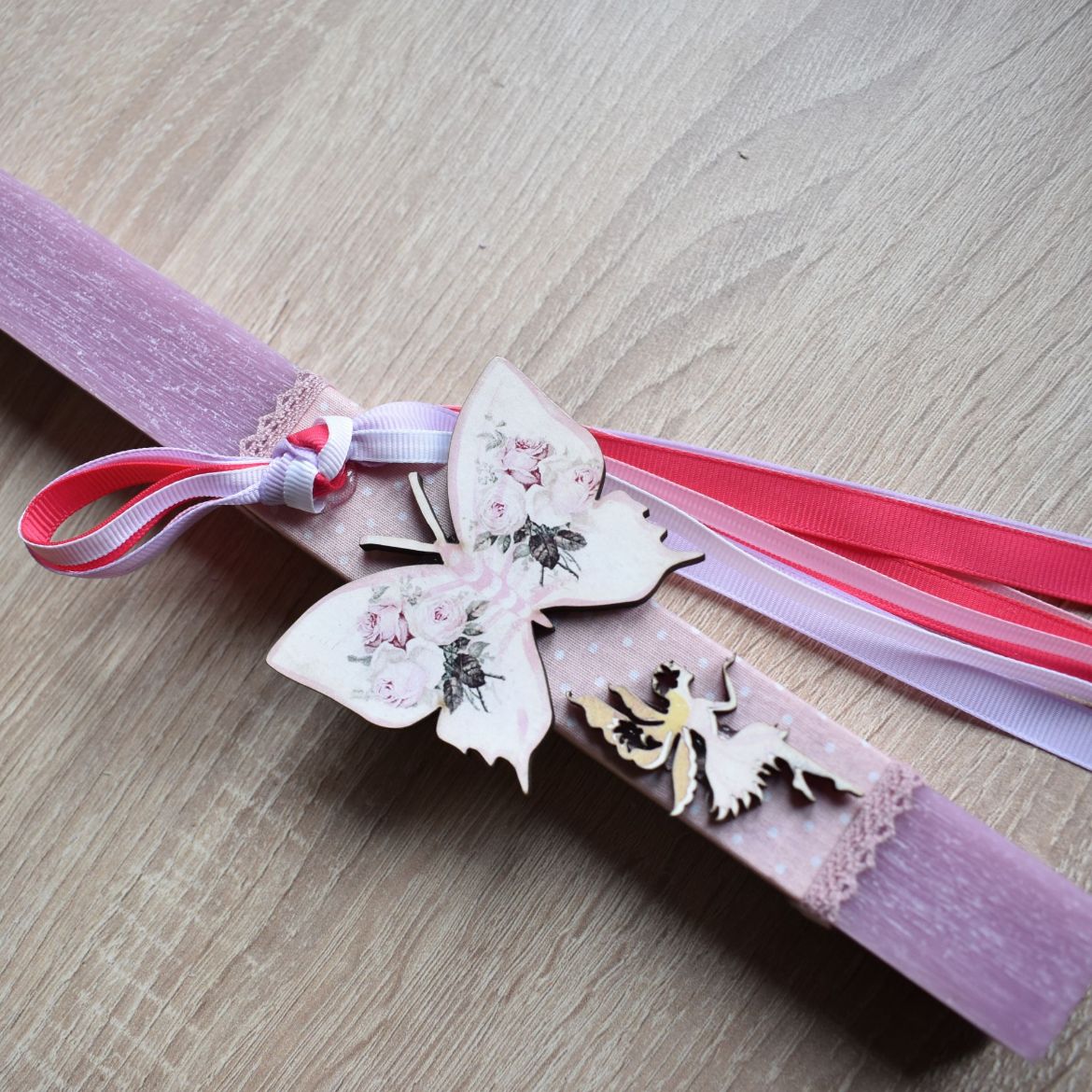 λαμπάδα για κορίτσι με πεταλούδα σε απαλό ανοιξιάτικο σχέδιο