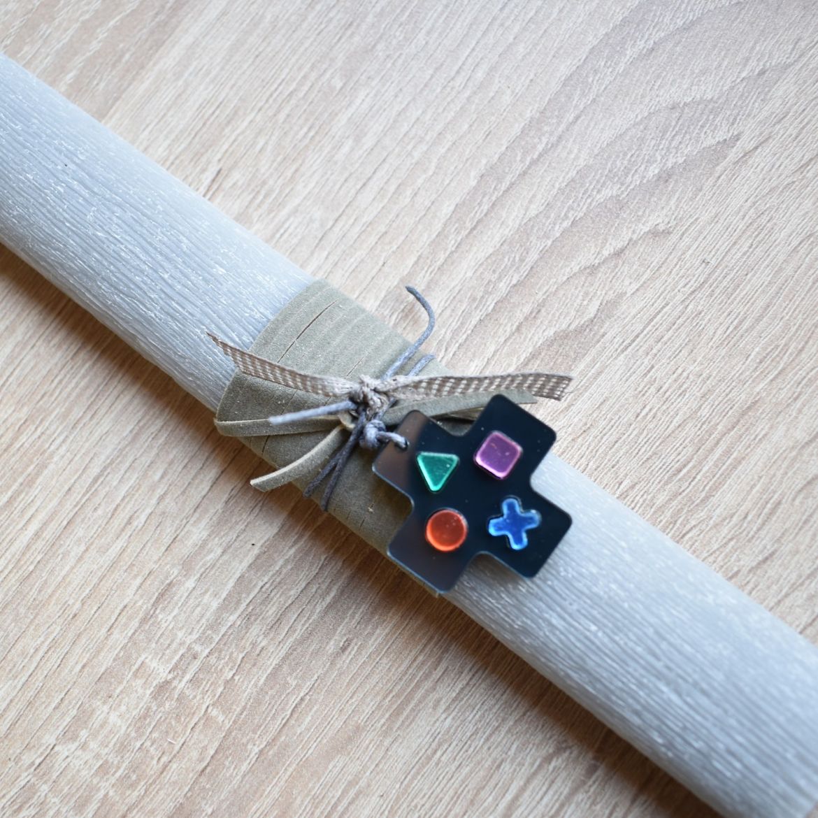 λαμπάδα πασχαλινή αγόρι με playstation σε γκρι χρώμα