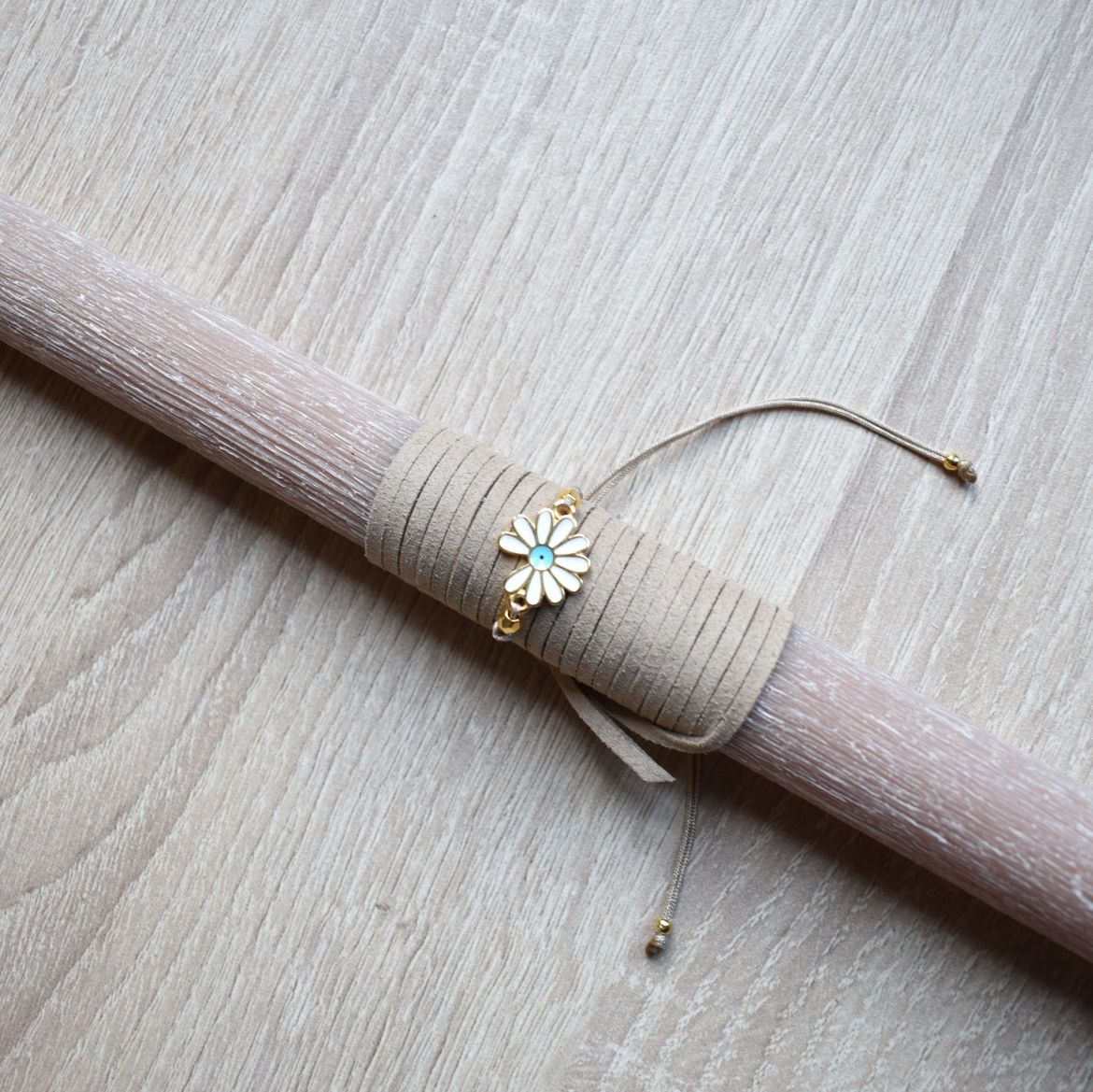 γυναικείες πασχαλινές λαμπάδες με βραχιόλι μαργαρίτα