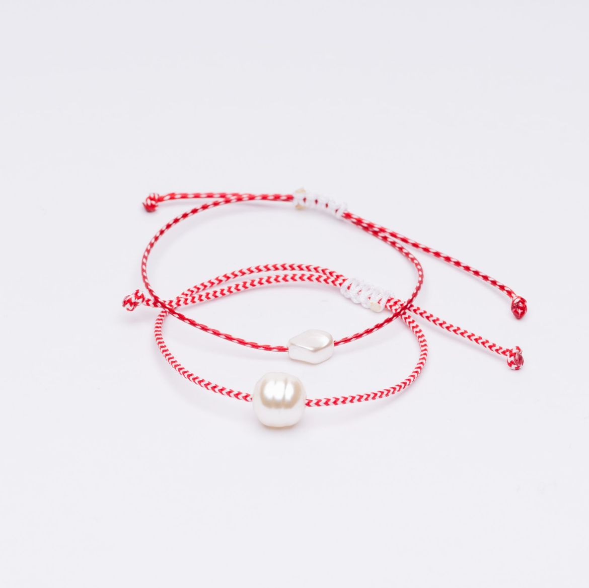 Μαρτάκι κόκκινο-λευκό κορδόνι με χάντρα πέρλα – ελληνικό μαρτάκι άνοιξης