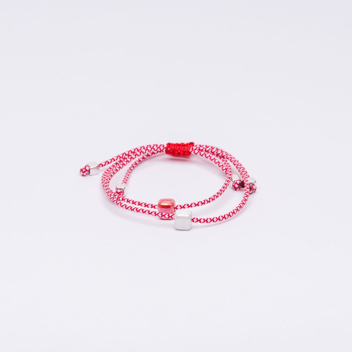 Μαρτάκι με κεραμική χάντρα – κόκκινο-λευκό κορδόνι ελληνικό μαρτάκι άνοιξης