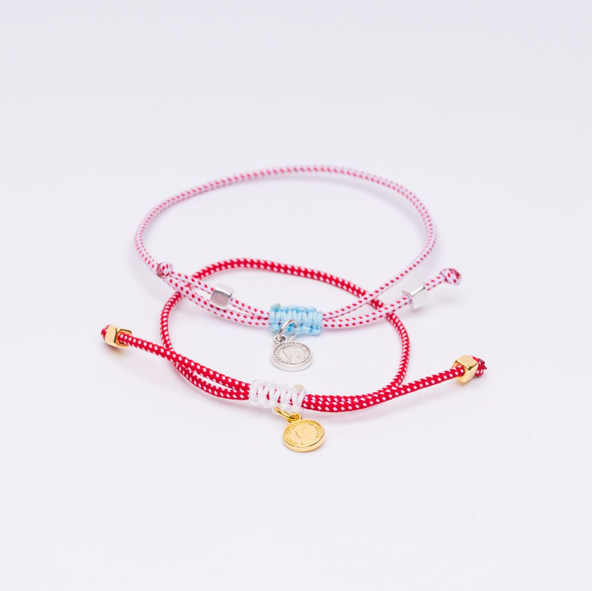 Μαρτάκι κόκκινο-λευκό κορδόνι με μικρό νόμισμα – ελληνικό μαρτάκι άνοιξης