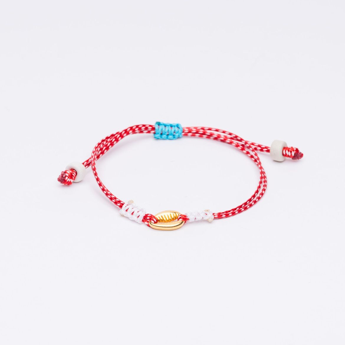 Μαρτάκι κόκκινο-λευκό κορδόνι με κοχύλι cowrie – ελληνικό μαρτάκι άνοιξης