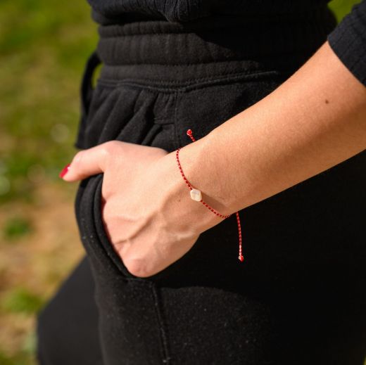 Γυναικείο μαρτάκι με πέρλα σε κόκκινο-λευκό κορδόνι – minimal μαρτάκι Μάρτης