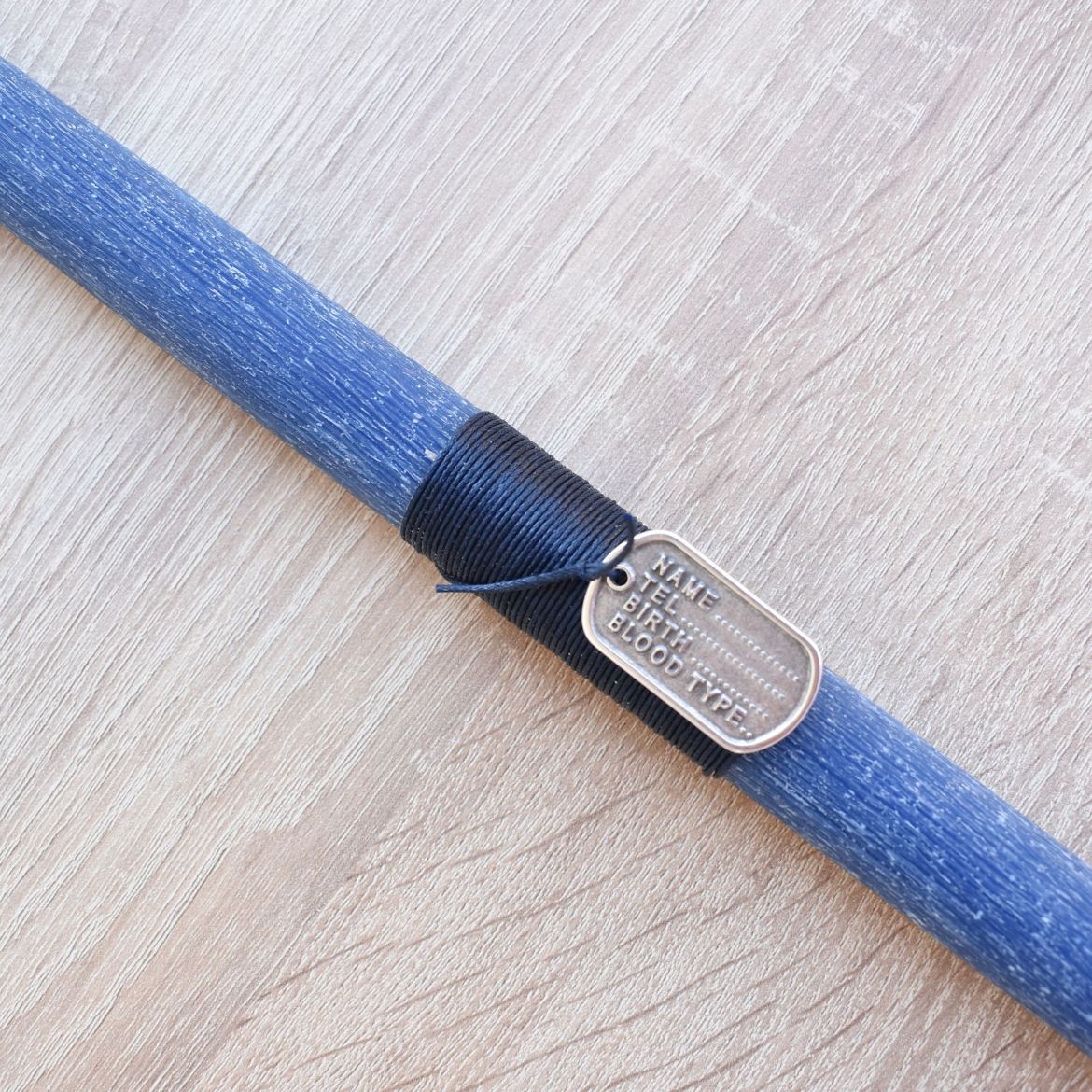 πασχαλινή λαμπάδα για άντρες με μεταλλική ταυτότητα