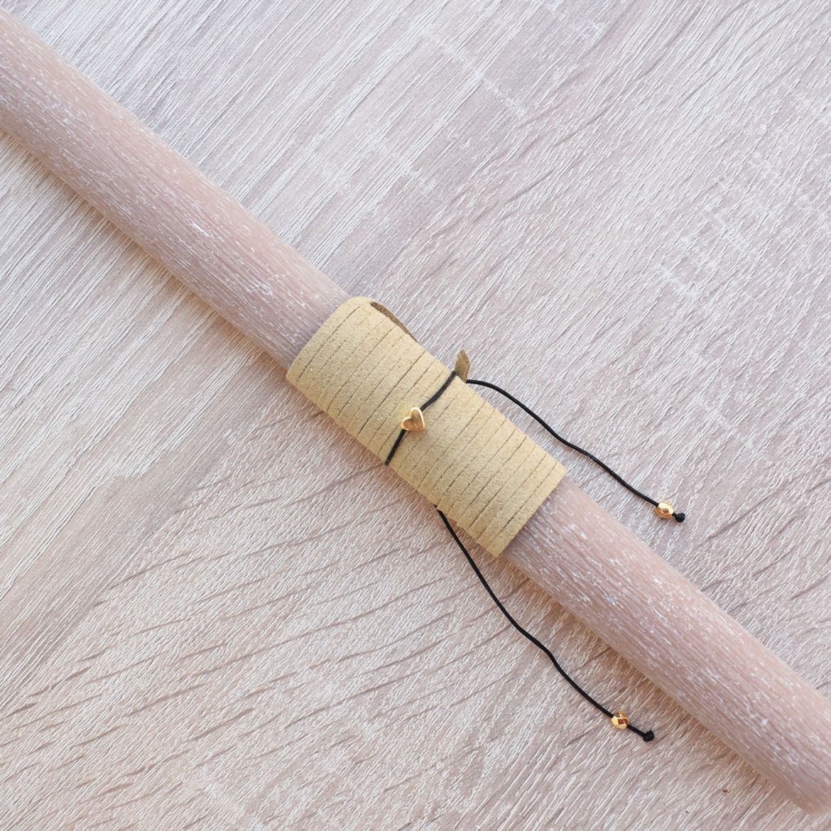 λαμπάδα γυναικεία με χρυσή καρδιά και βραχιόλι