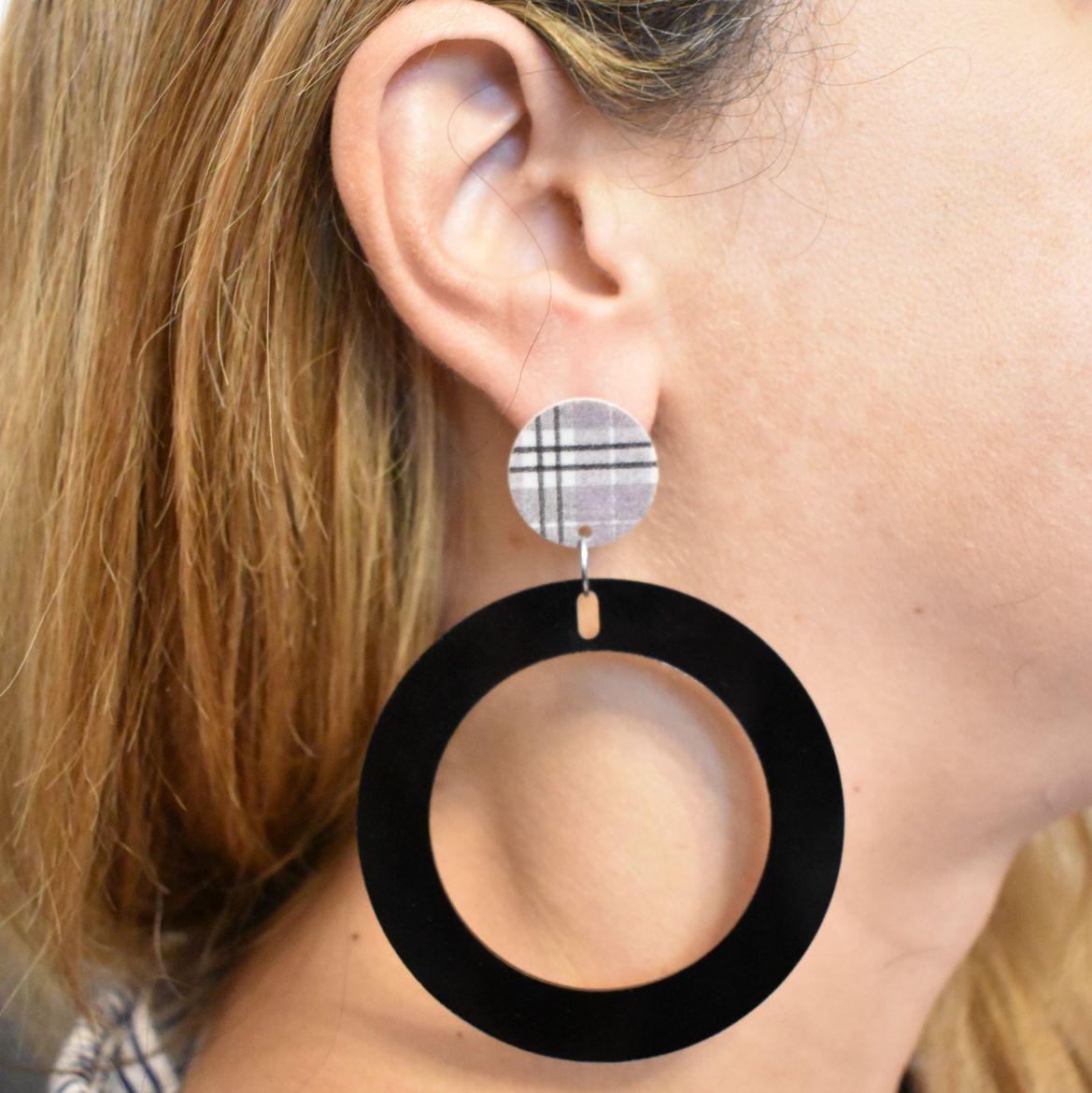 Picture of Earrings with two circles black 