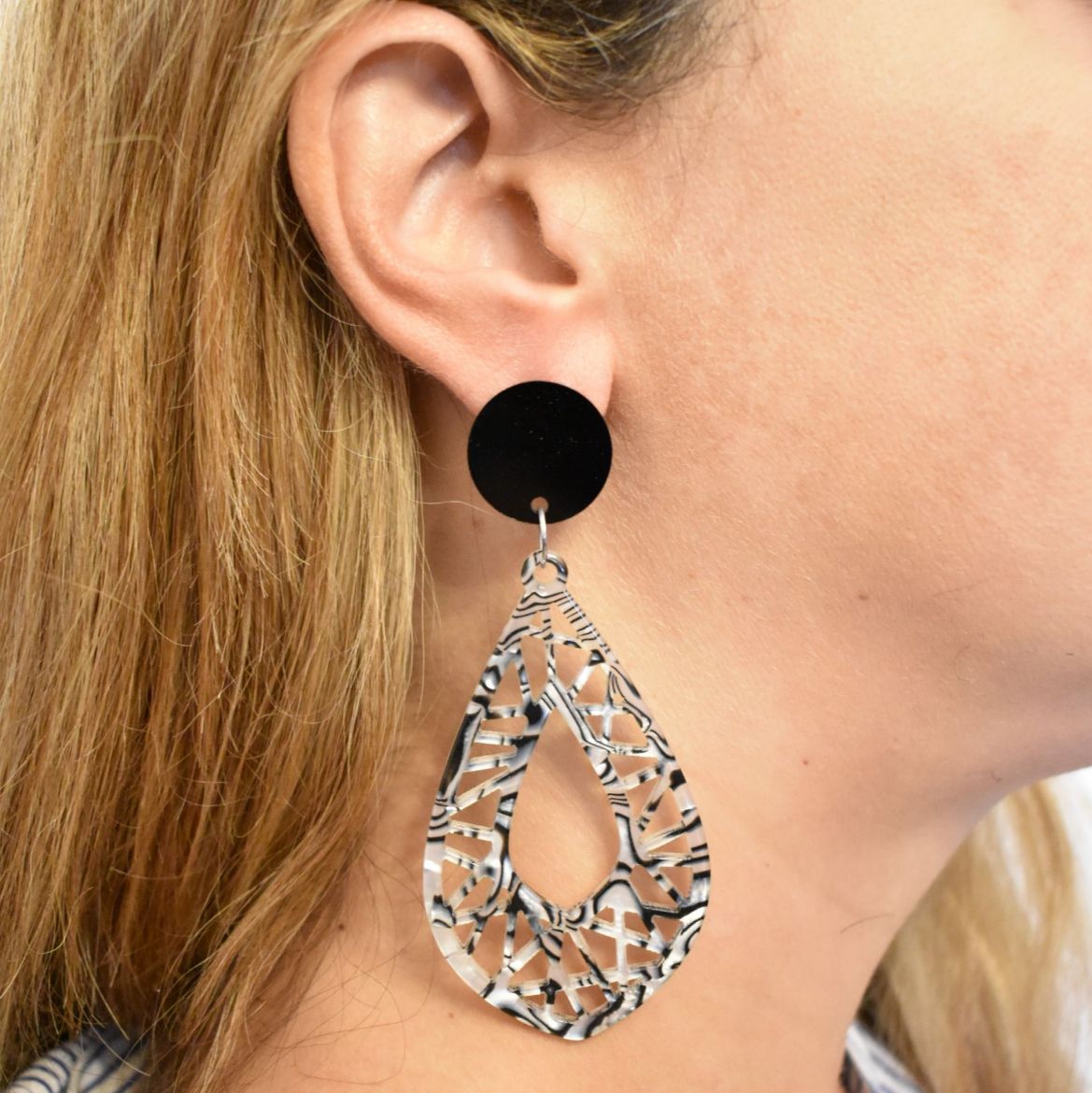 Picture of Earrings black and white 