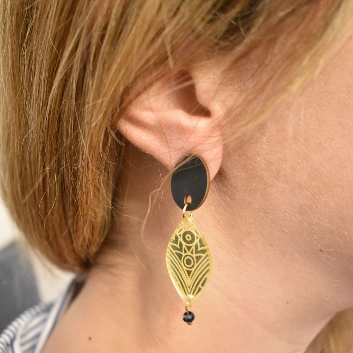 Picture of Earrings with small gold leaf