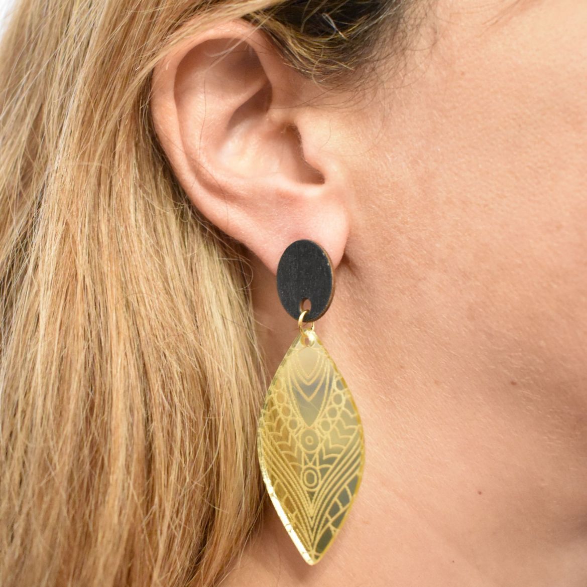 Picture of Earrings with medium gold leaf