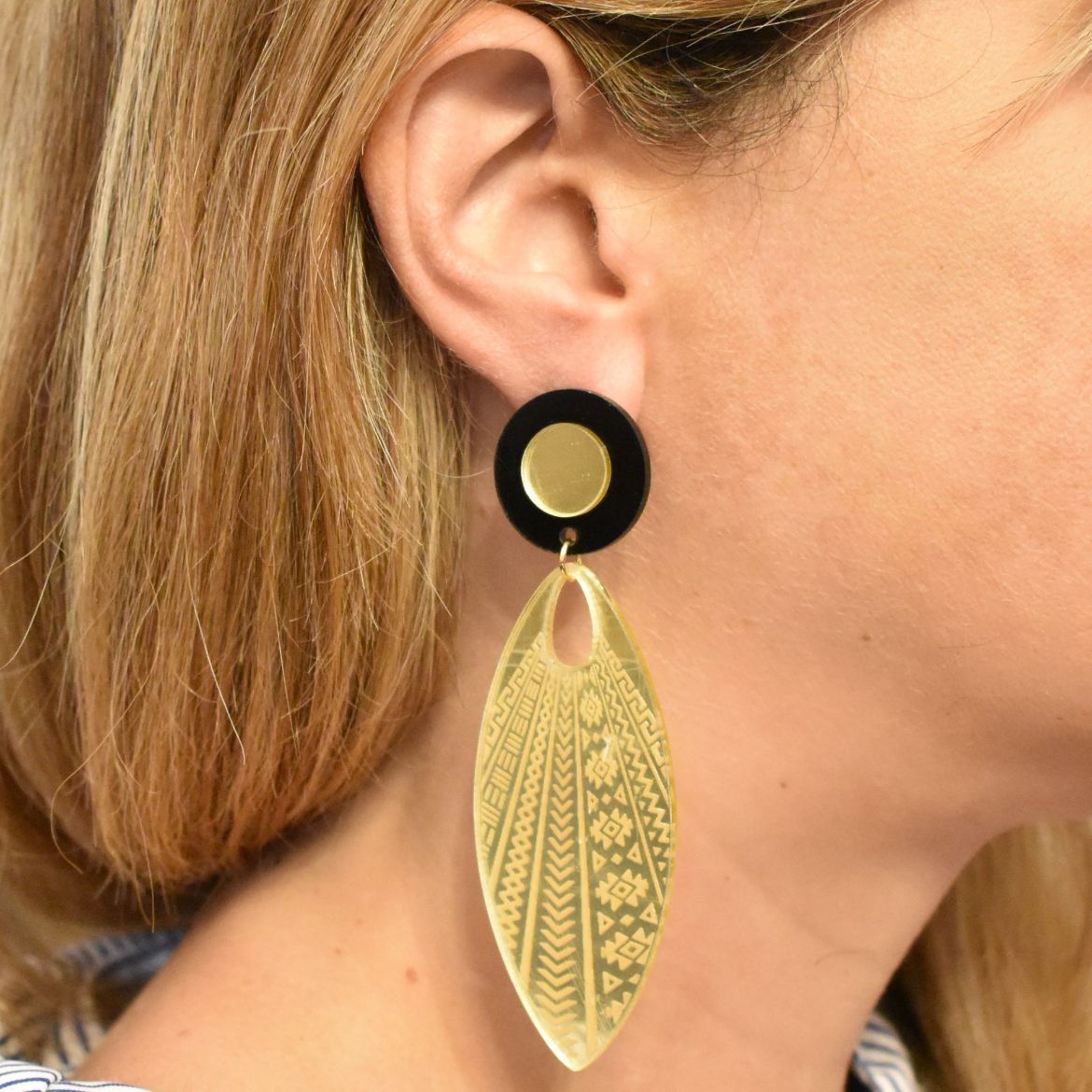 Picture of Earrings with large gold leaf