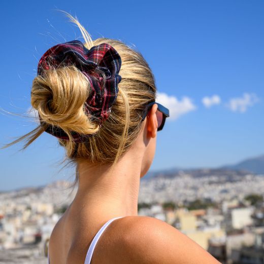 Εικόνα της Σετ βραχιόλι και λαστιχάκι κόκκινο καρό