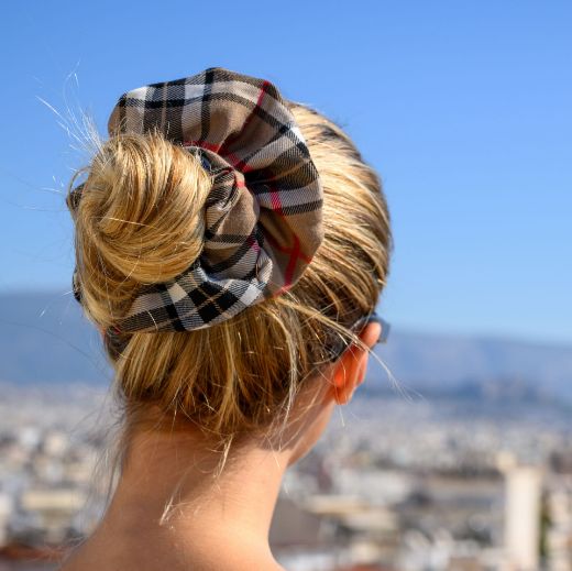 Εικόνα της Σετ βραχιόλι και λαστιχάκι μπεζ καρό