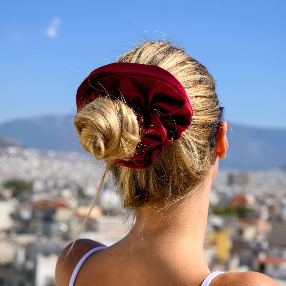 Εικόνα της Βελούδινο λαστιχάκι μαλλιών scrunchie κόκκινο