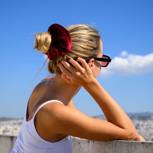 Εικόνα της Βελούδινο λαστιχάκι μαλλιών scrunchie κόκκινο