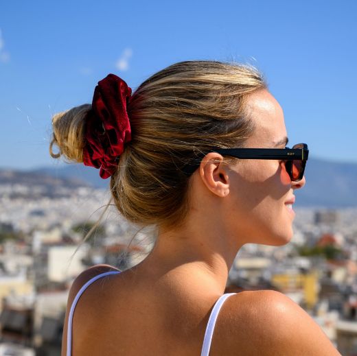 Εικόνα της Βελούδινο λαστιχάκι μαλλιών scrunchie κόκκινο
