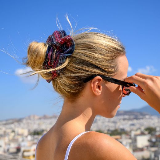 Εικόνα της Καρό λαστιχάκι μαλλιών scrunchie κόκκινο