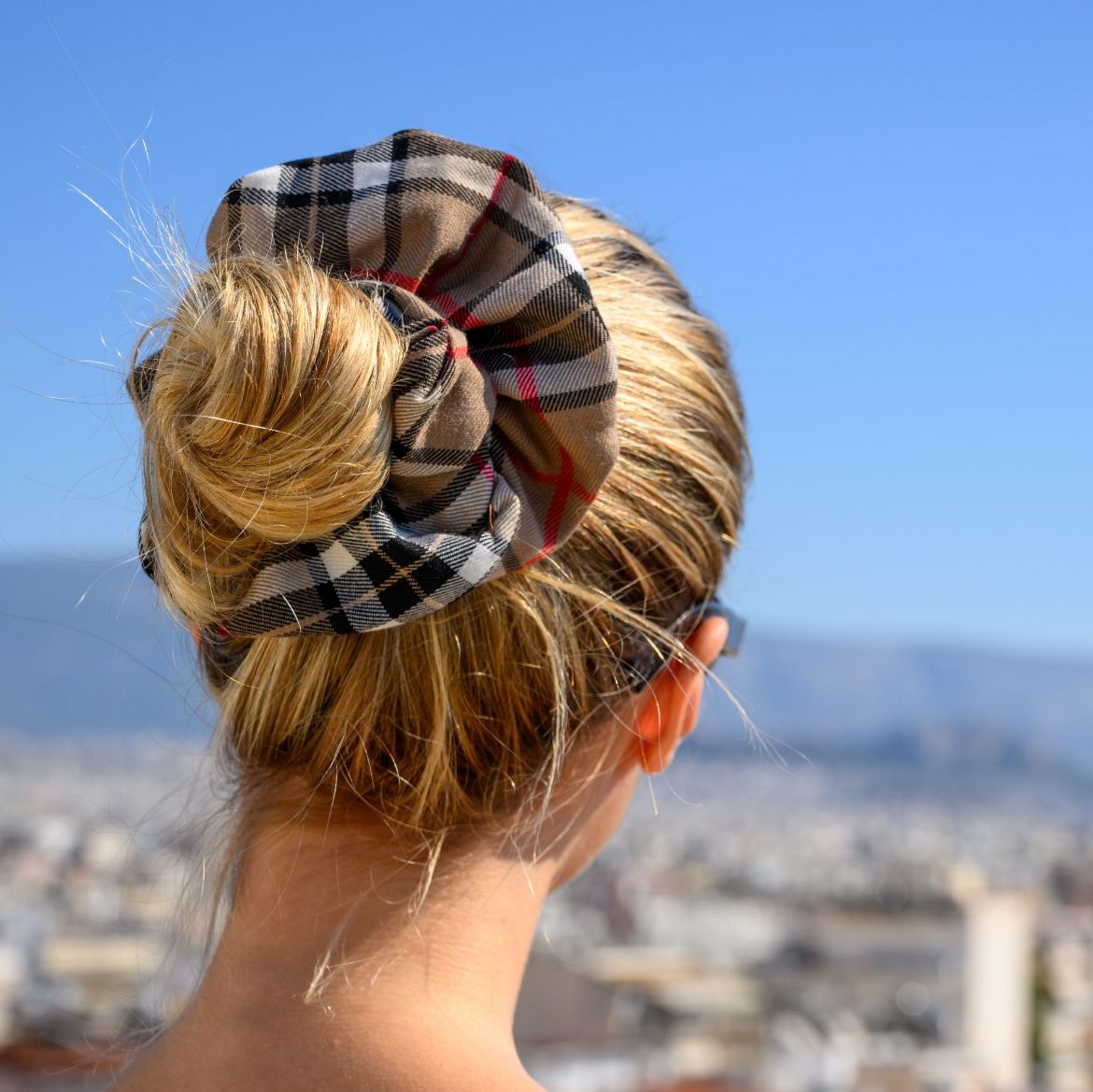 Εικόνα της Καρό λαστιχάκι μαλλιών scrunchie μπεζ