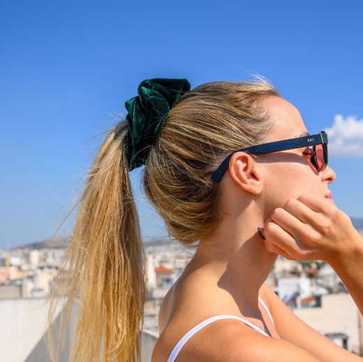 Εικόνα της Βελούδινο λαστιχάκι μαλλιών scrunchie πράσινο