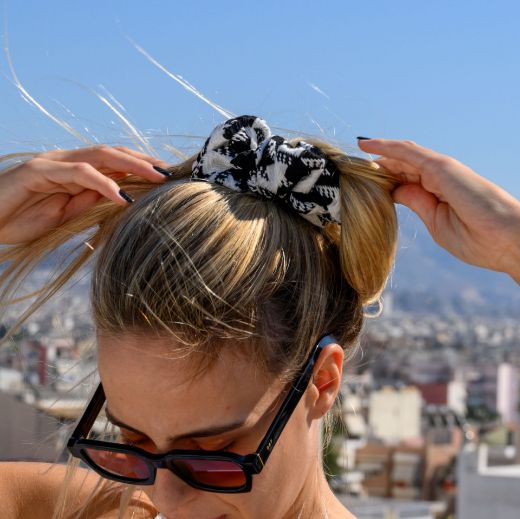 Εικόνα της Καρό λαστιχάκι μαλλιών scrunchie ασπρόμαυρο