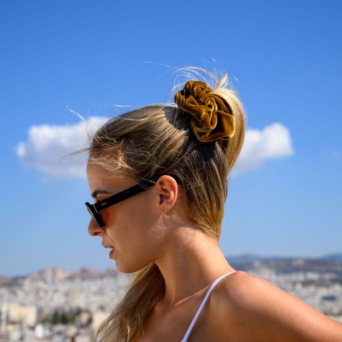 Εικόνα της Βελούδινο λαστιχάκι μαλλιών scrunchie μπεζ