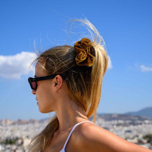 Εικόνα της Βελούδινο λαστιχάκι μαλλιών scrunchie μπεζ
