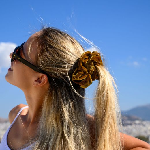 Εικόνα της Βελούδινο λαστιχάκι μαλλιών scrunchie μπεζ