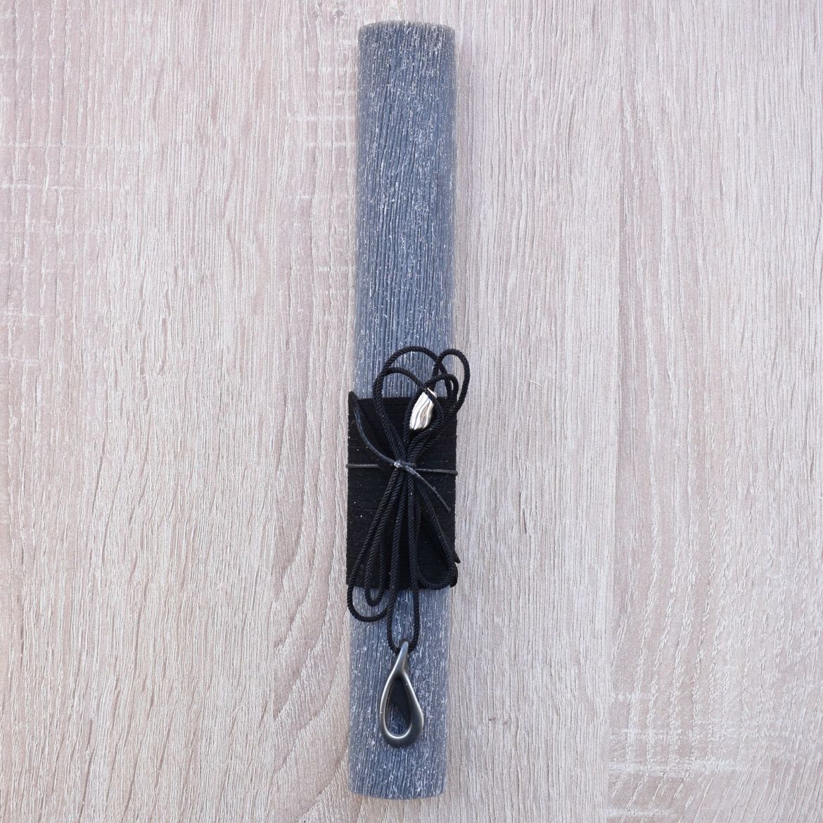 μαύρη ανδρική λαμπάδα με κολιέ σταγόνα σε minimal αισθητική, λαμπάδα για άντρα