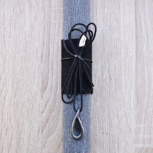 αντρική πασχαλινή λαμπάδα σε σκούρο χρώμα με μεταλλικό κόσμημα σταγόνα, λαμπάδα με κολιέ για άντρες