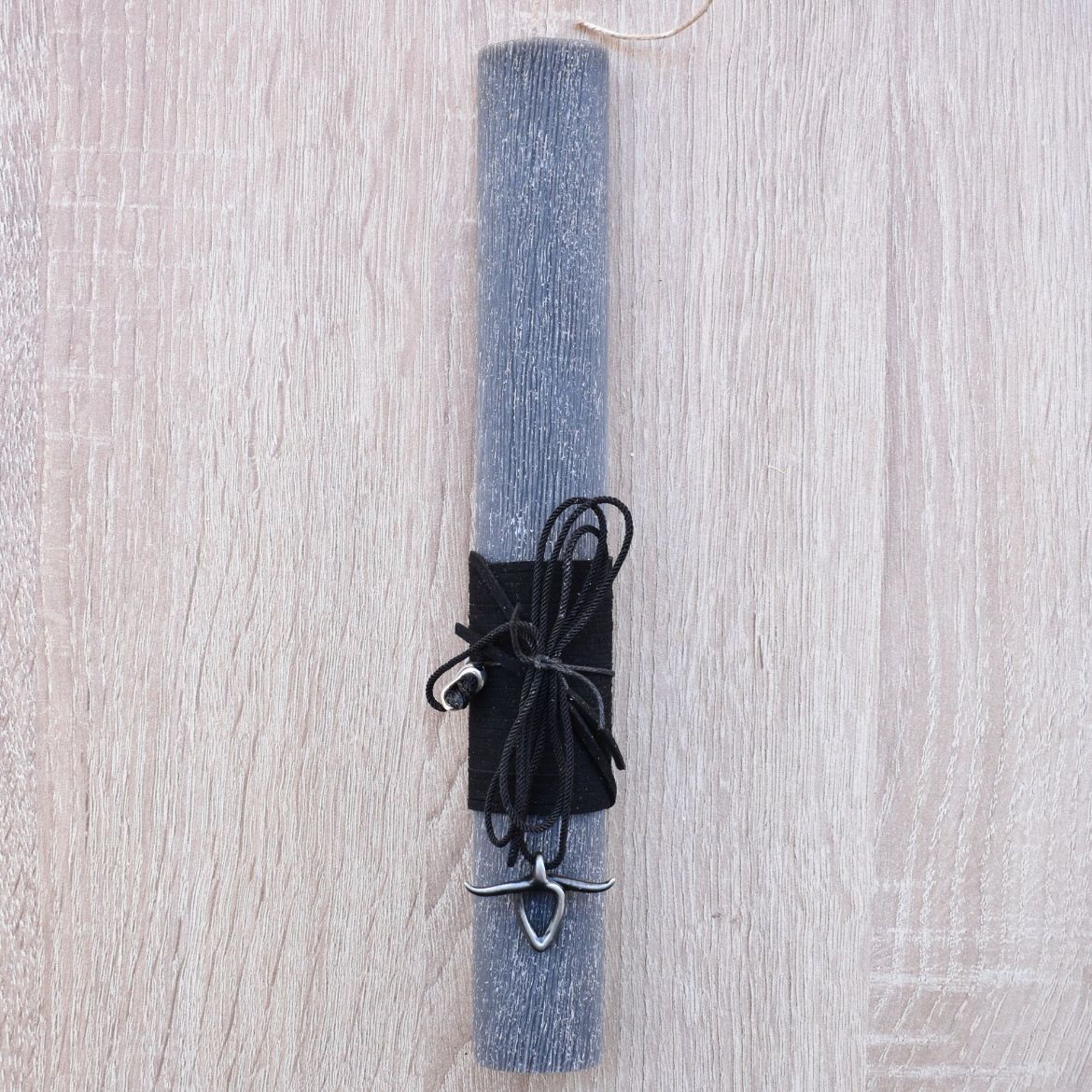 μαύρη αντρική πασχαλινή λαμπάδα με κολιέ ταύρο σε minimal σχεδιασμό, λαμπάδα για άντρες