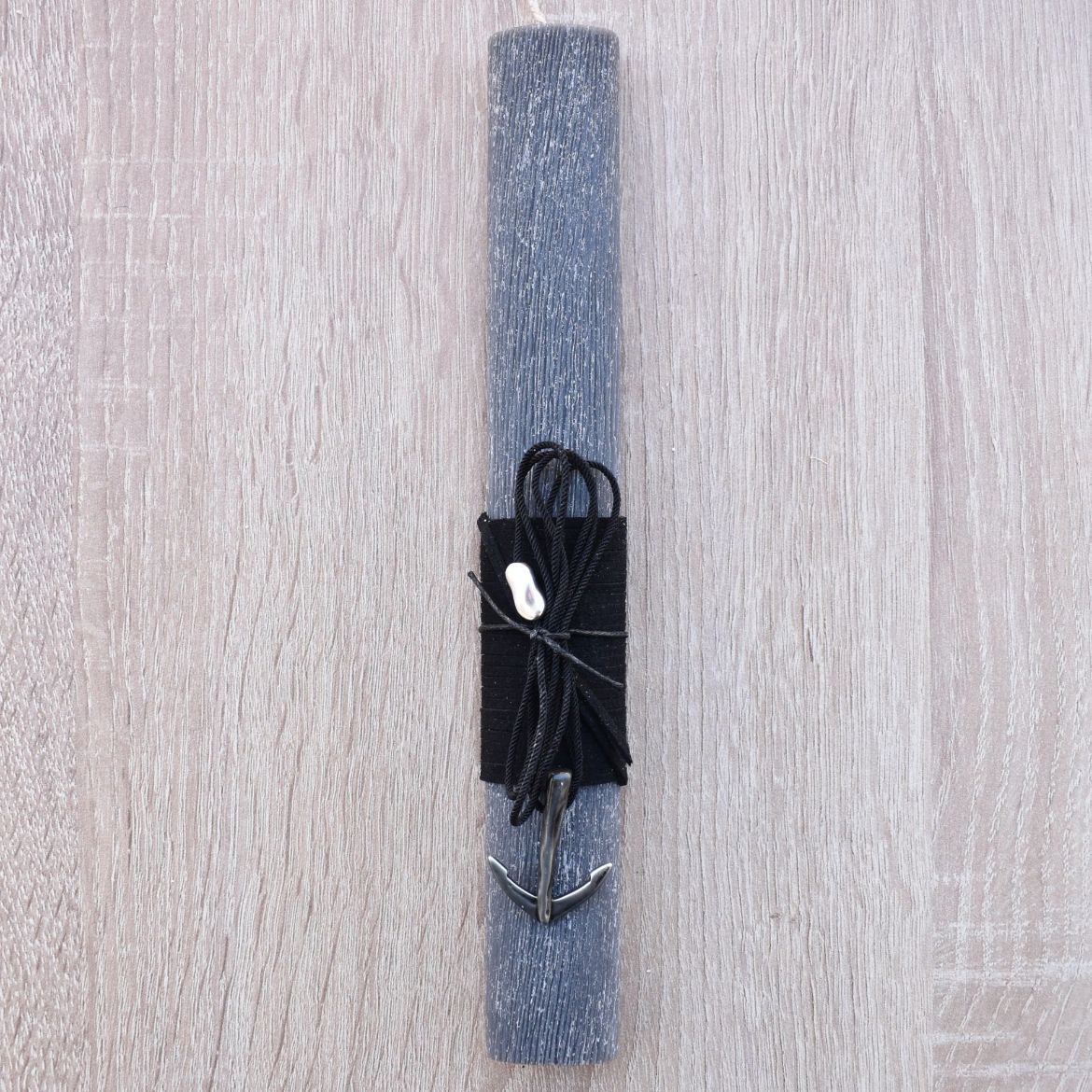 μαύρη ανδρική λαμπάδα με κολιέ άγκυρα σε minimal ύφος, λαμπάδα για άντρα