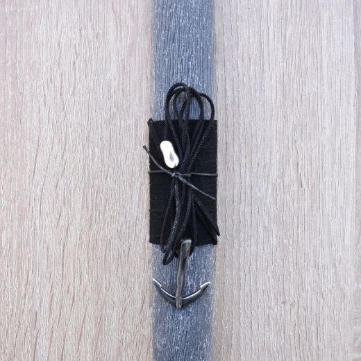 αντρική πασχαλινή λαμπάδα σε σκούρο χρώμα με μεταλλικό κόσμημα άγκυρα, λαμπάδα με κολιέ για άντρες