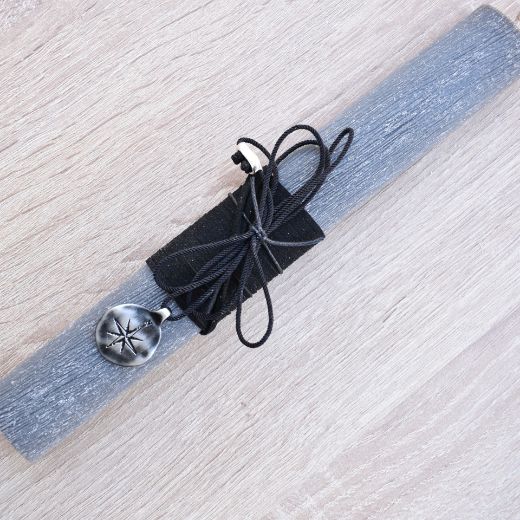 λαμπάδα ανδρική σε σκούρο χρώμα με μεταλλικό κόσμημα πυξίδα, πασχαλινές λαμπάδες αντρικές με κολιέ