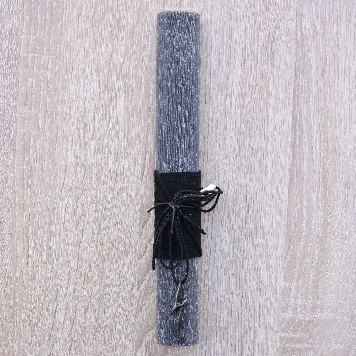 μαύρη ανδρική λαμπάδα με κολιέ κεραυνό σε minimal αισθητική, πασχαλινή λαμπάδα για άντρα