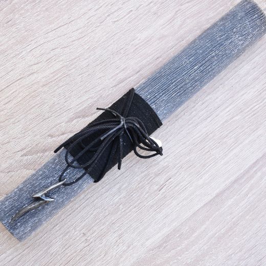 λαμπάδες ανδρικές σε σκούρο χρώμα με μεταλλικό κόσμημα κεραυνό, λαμπάδα για άντρες με κολιέ